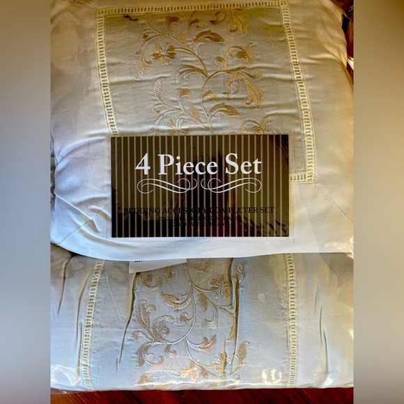 NWT 4 pcs set bedding accessory - Picture 2 of 6
